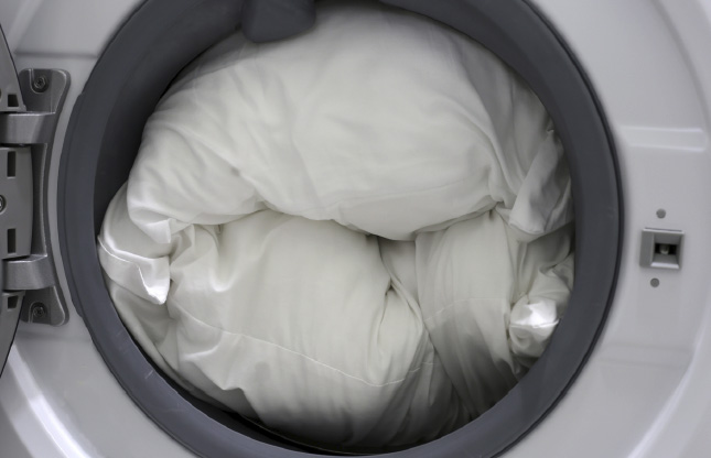 Lakens en dekbedden drogen in de droogkast